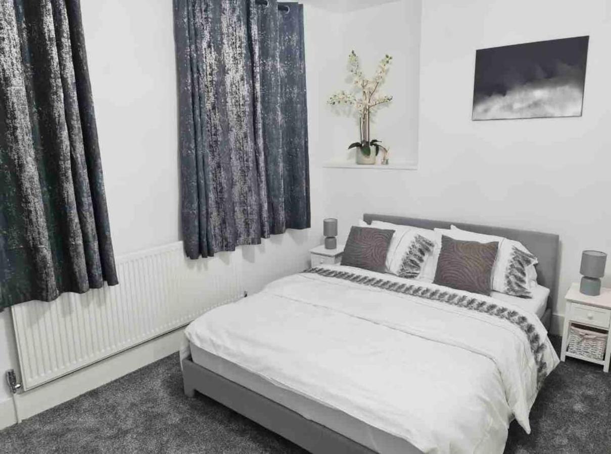 L A Place Croydon, London Villa Norwood Екстериор снимка