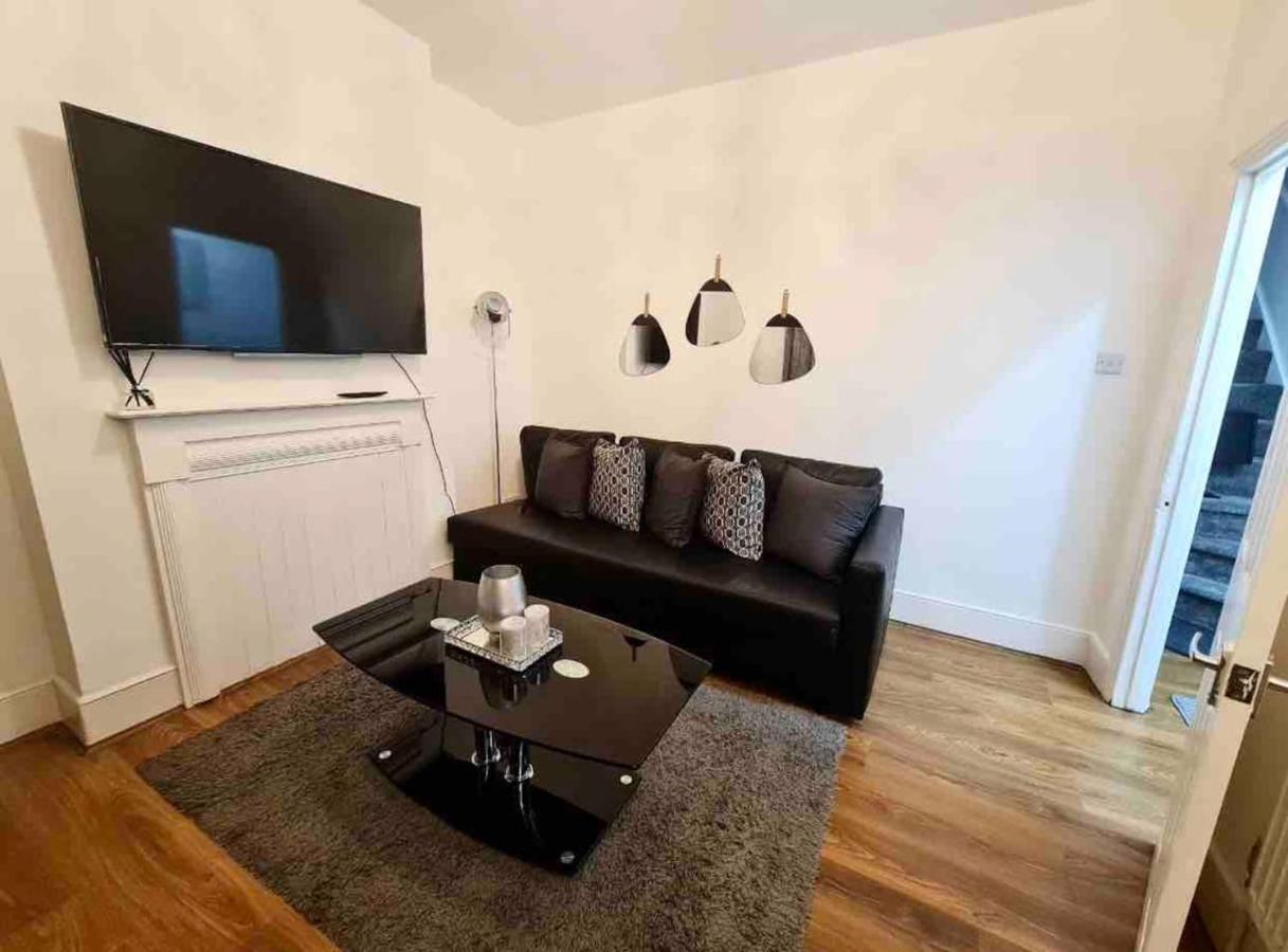L A Place Croydon, London Villa Norwood Екстериор снимка