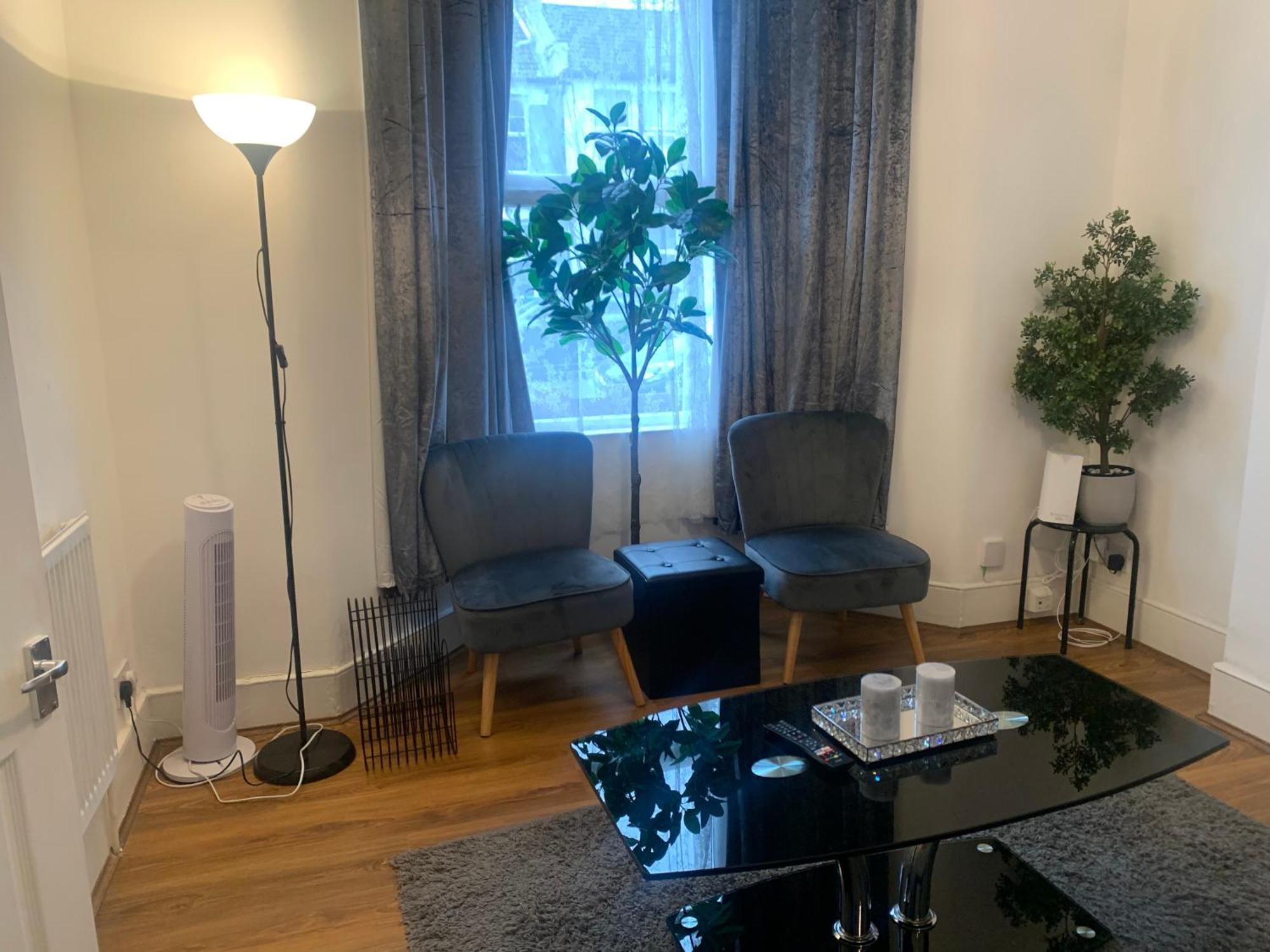 L A Place Croydon, London Villa Norwood Екстериор снимка