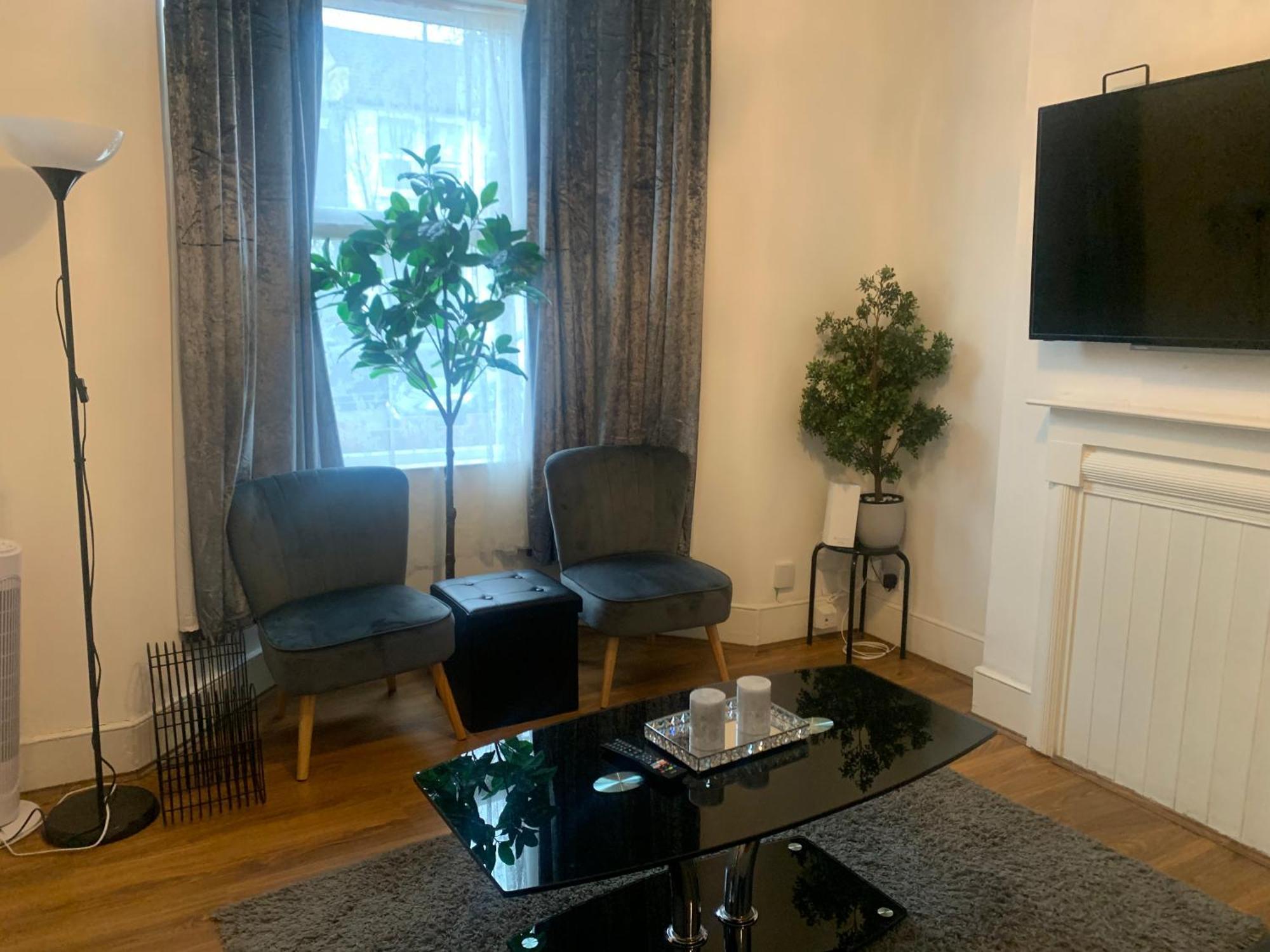 L A Place Croydon, London Villa Norwood Екстериор снимка
