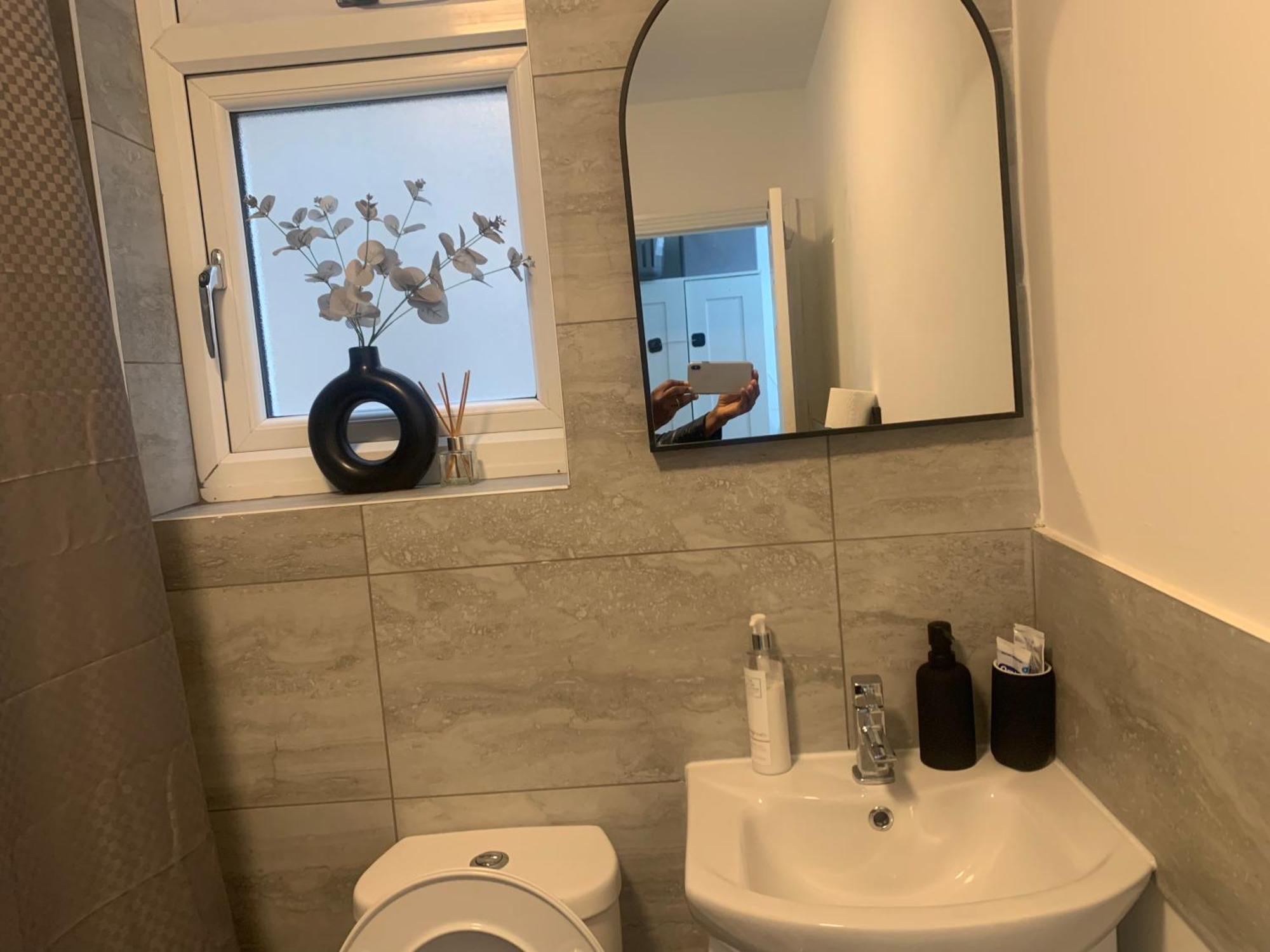 L A Place Croydon, London Villa Norwood Екстериор снимка